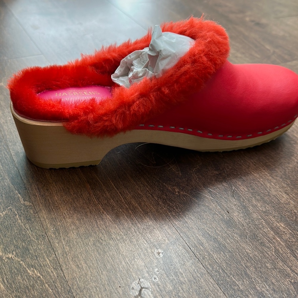 NEW IN BOX! Hasbeen & Anthroplogie colab red shearling clogs. Size 9 (EU 40).